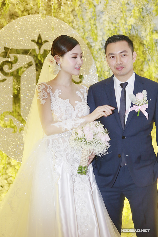 Ngọc Duyên rạng rỡ bên chồng đại gia 43 tuổi trong tiệc cưới ở Hà Nội